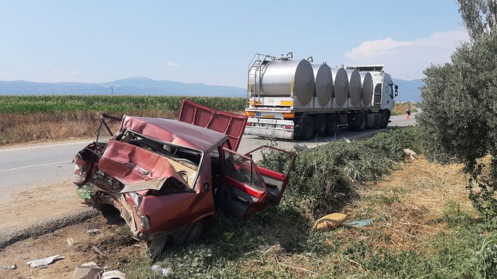 İzmir’de otomobili metrelerce sürükleyen tırın sürücüsü kaçtı! 3 yaralı