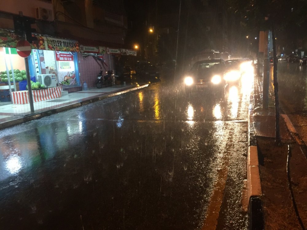 Manisa’da sağanak yağış cadde ve sokakları göle çevirdi