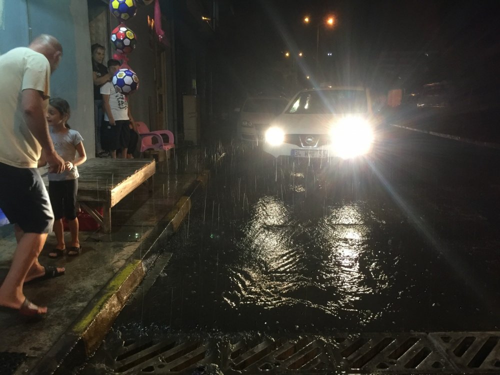 Manisa’da sağanak yağış cadde ve sokakları göle çevirdi