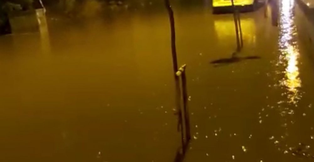 Manisa’da sağanak yağış cadde ve sokakları göle çevirdi