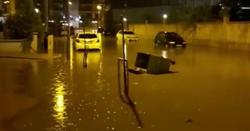 Manisa’da sağanak yağış cadde ve sokakları göle çevirdi