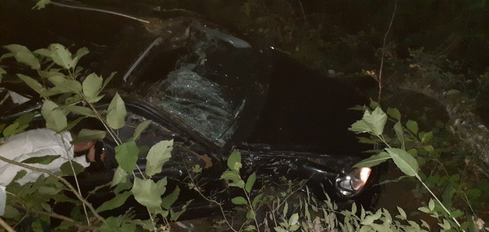 Uçurumda mucize kurtuluş! Su borusuna takılan araçta 3 yaralı