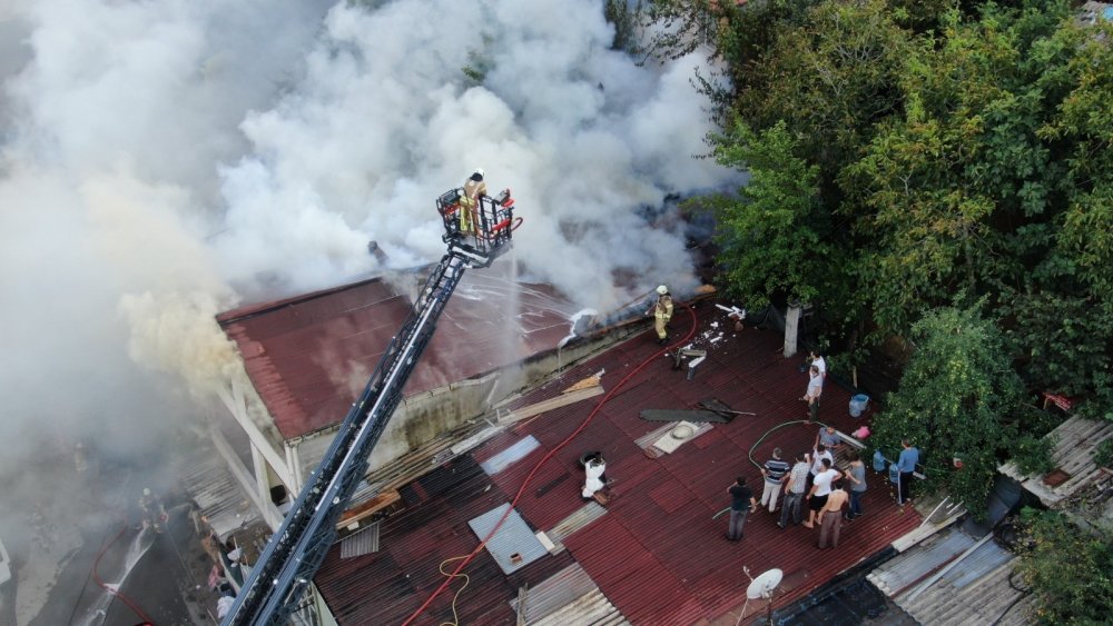 Üsküdar’da yangın paniği! Anne ve 2 çocuğu çatı katında alevler arasında kaldı