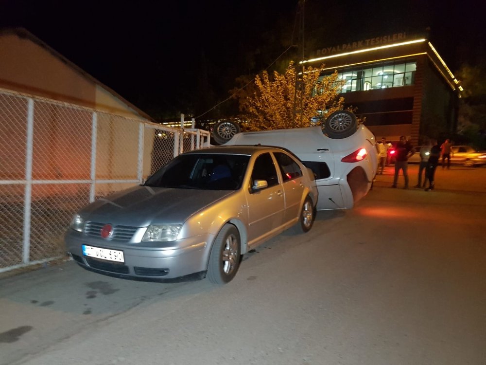 Adıyaman'da taklalar atan otomobil bahçe duvarını yıktı