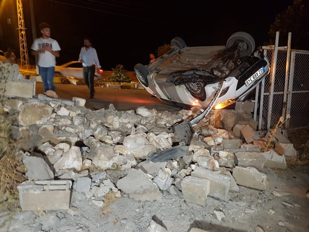 Adıyaman'da taklalar atan otomobil bahçe duvarını yıktı