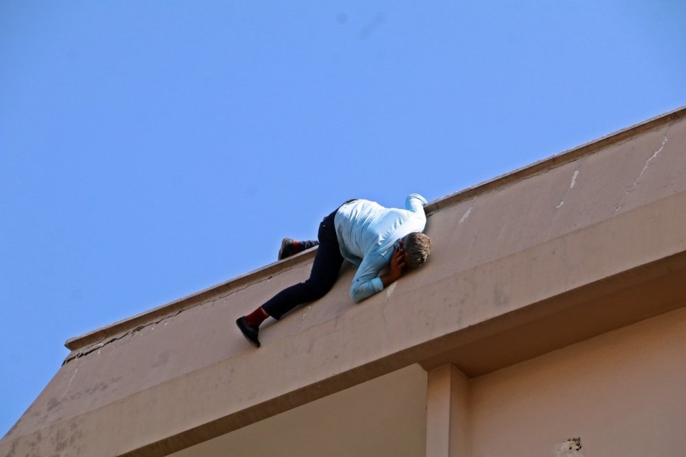 Antalya'da alkollü adam elinde bıçakla 7 saat ecel teri döktürdü!