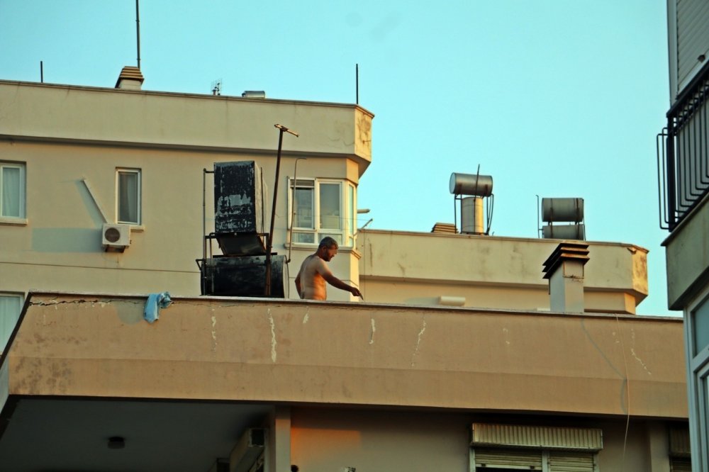 Antalya'da alkollü adam elinde bıçakla 7 saat ecel teri döktürdü!