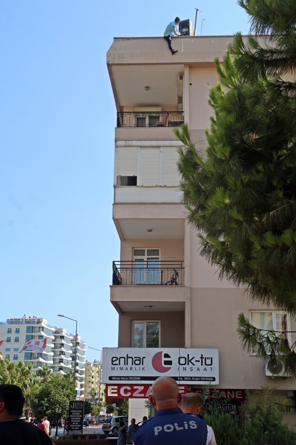 Antalya'da alkollü adam elinde bıçakla 7 saat ecel teri döktürdü!