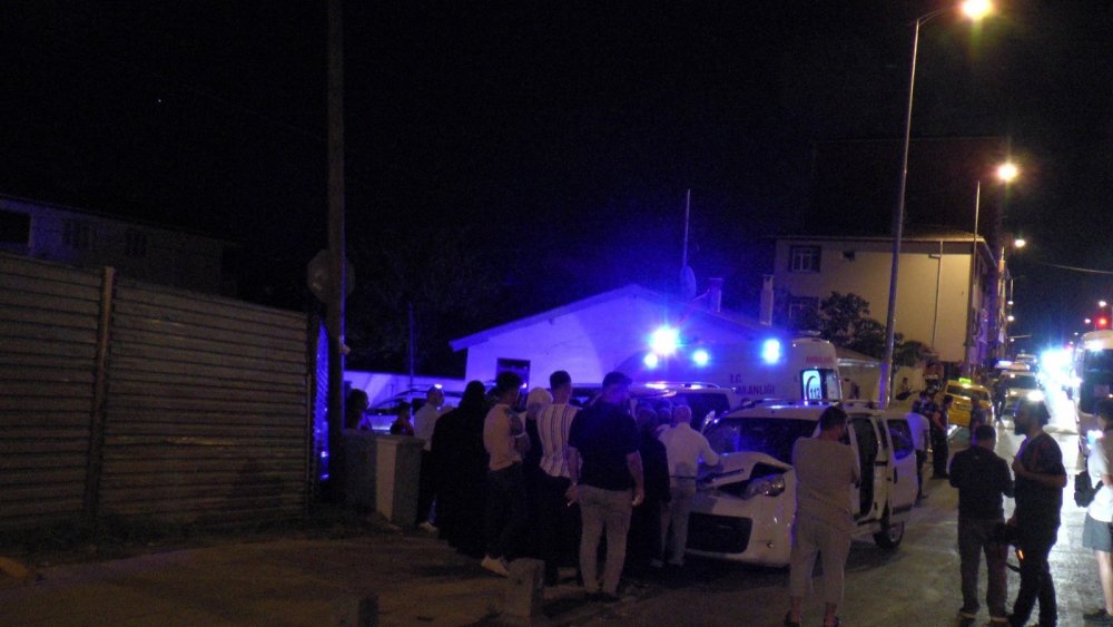 Sultanbeyli’de taksi ticari araçla çarpıştı! 2 yaralı