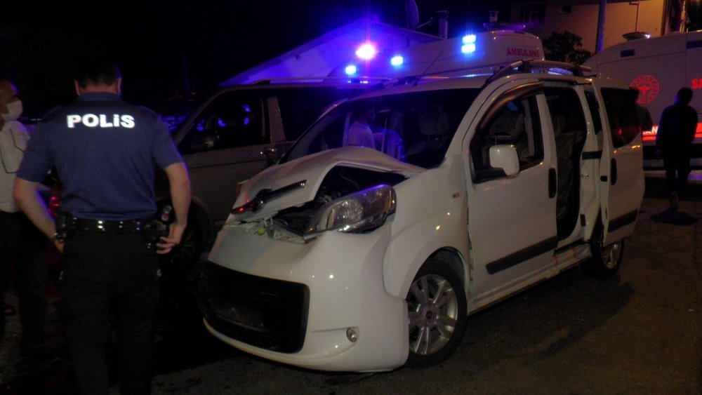 Sultanbeyli’de taksi ticari araçla çarpıştı! 2 yaralı