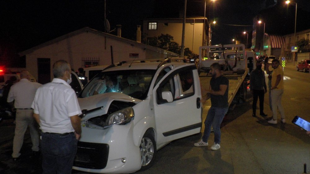 Sultanbeyli’de taksi ticari araçla çarpıştı! 2 yaralı