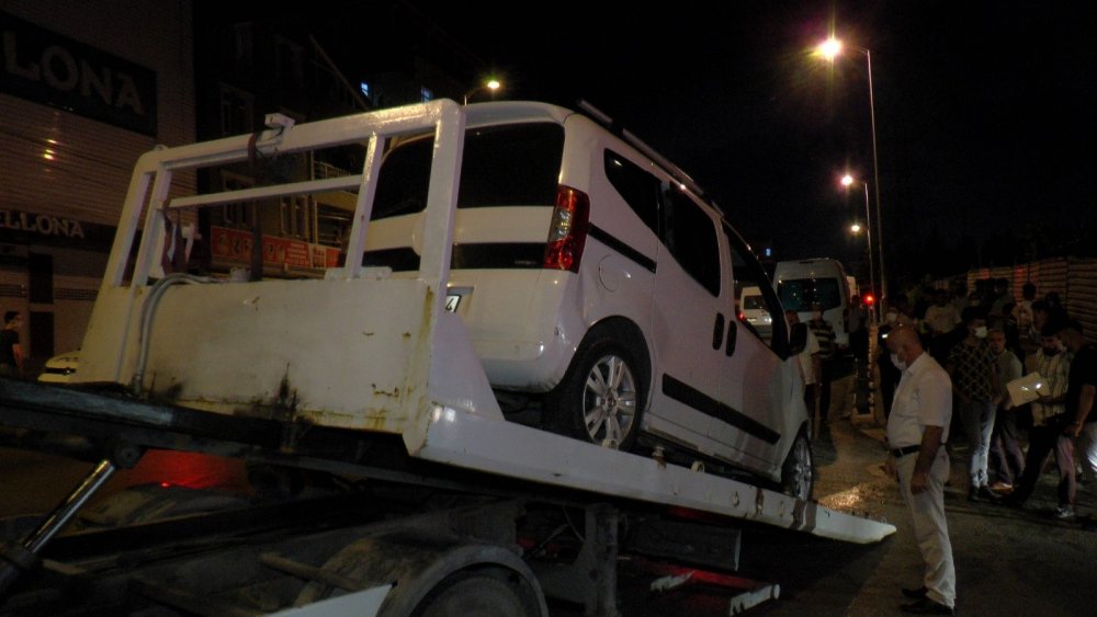 Sultanbeyli’de taksi ticari araçla çarpıştı! 2 yaralı