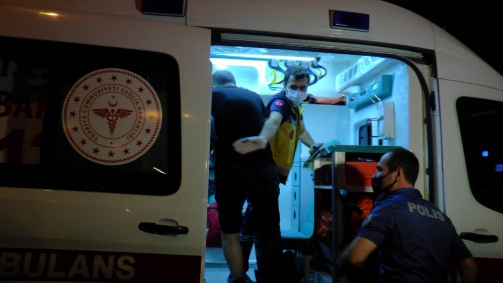 Sultanbeyli’de taksi ticari araçla çarpıştı! 2 yaralı