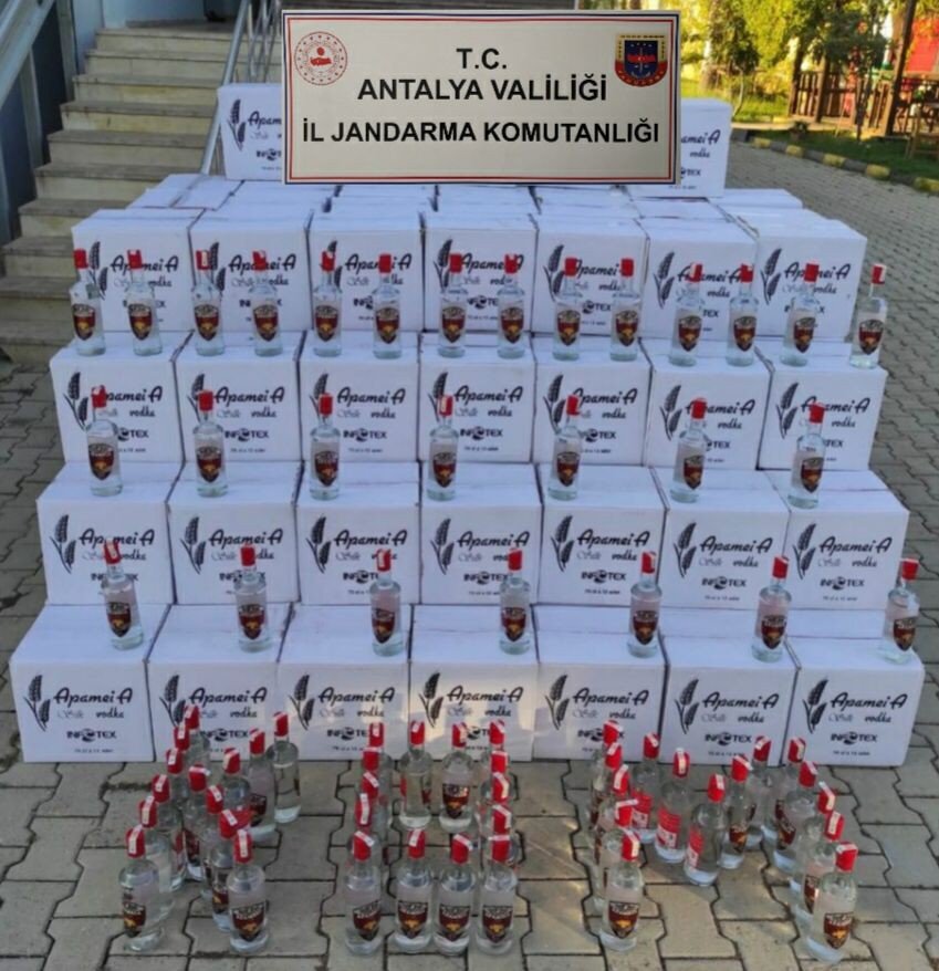 Alanya'da otel deposundan bin 800 litre sahte içki çıktı
