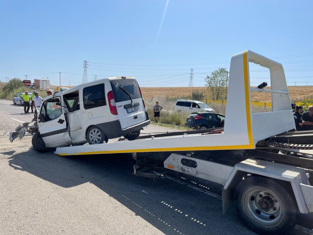 Çanakkale’de 2 araç kafa kafaya çarpıştı! 2 ölü 2 yaralı