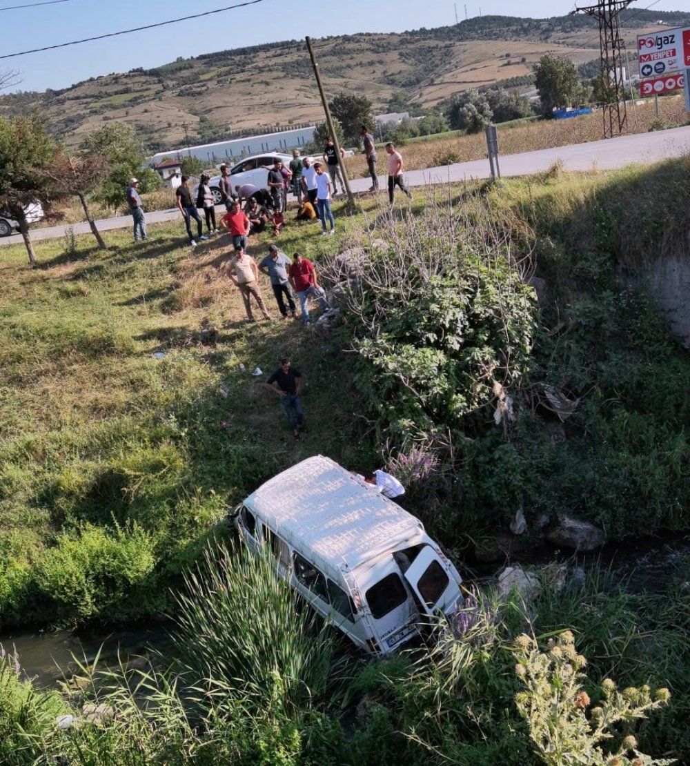 Mevsimlik işçileri taşıyan minibüs dereye uçtu! 5 yaralı