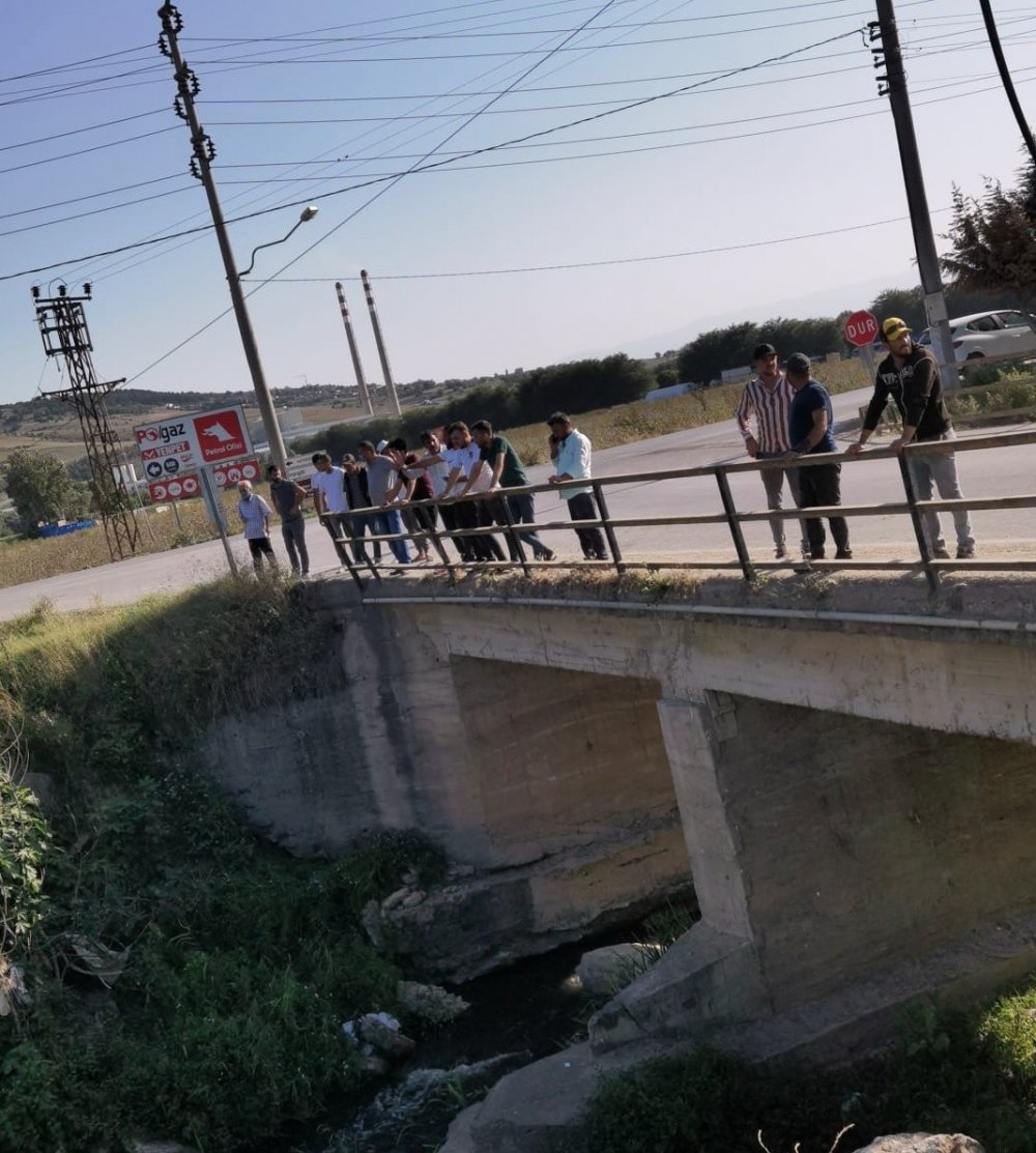 Mevsimlik işçileri taşıyan minibüs dereye uçtu! 5 yaralı
