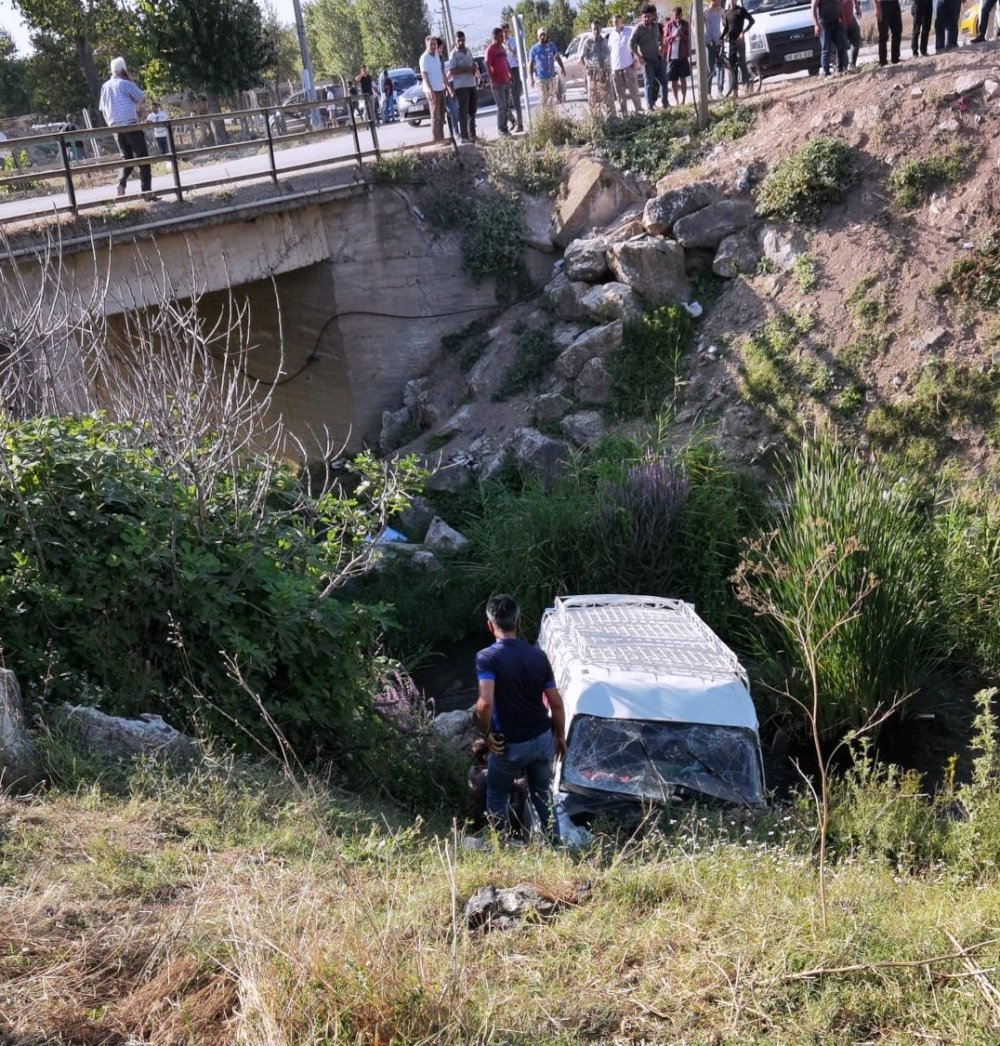 Mevsimlik işçileri taşıyan minibüs dereye uçtu! 5 yaralı