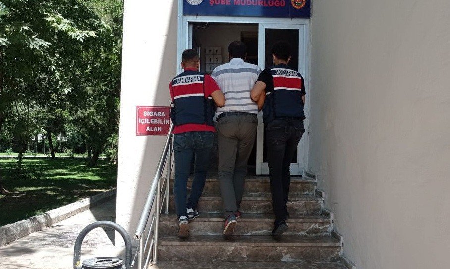 Adıyaman'da teröristlere kıyafet temin eden KHK ile ihraç eski öğretmen tutuklandı