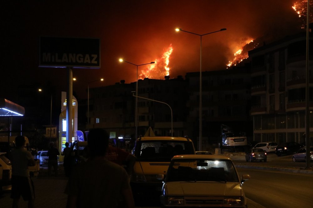 Aydıncık’taki yangın yerleşim yerlere kadar geldi! Halk sahil kesimlerine kaçıyor