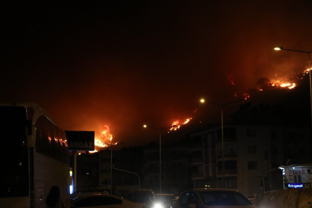 Aydıncık’taki yangın yerleşim yerlere kadar geldi! Halk sahil kesimlerine kaçıyor