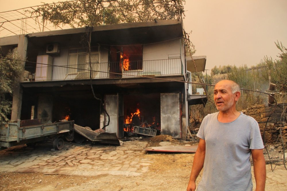 Manavgat'ya yanan ahırlardan hayvanlarını traktörlerle taşıdılar