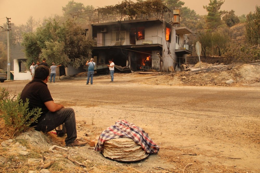 Manavgat'ya yanan ahırlardan hayvanlarını traktörlerle taşıdılar