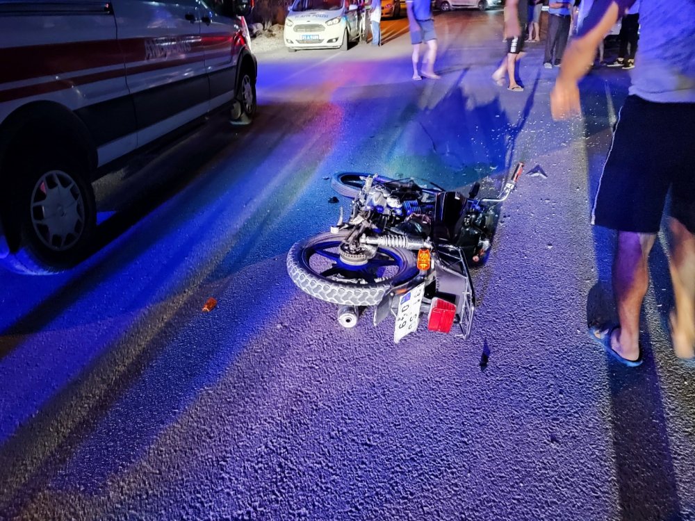 Samandağ'da otomobil motosikletle çarpıştı! 2 yaralı