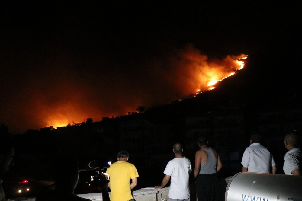 Aydıncık'ta alevler hastane bölgesine kadar indi! Bir çok ev yandı