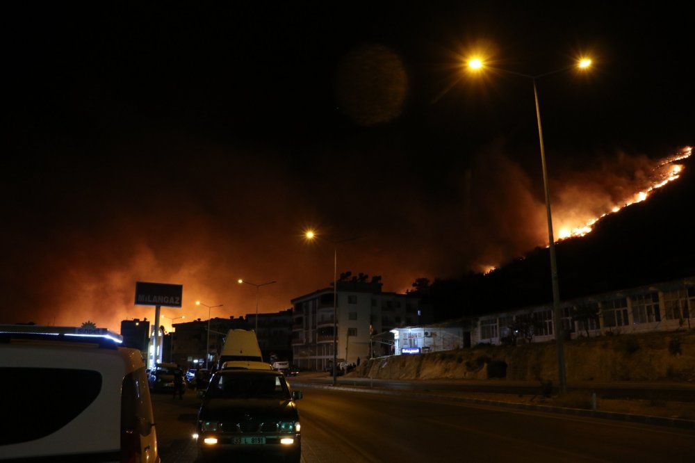 Aydıncık'ta alevler hastane bölgesine kadar indi! Bir çok ev yandı