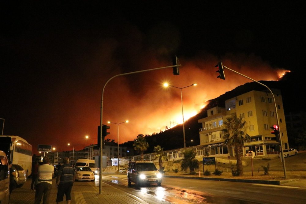 Aydıncık'ta alevler hastane bölgesine kadar indi! Bir çok ev yandı