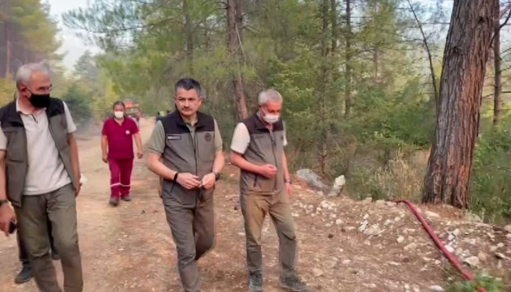 Manavgat'ta yangın devam ediyor! Bakan Pakdemirli bölgeyi havadan inceledi