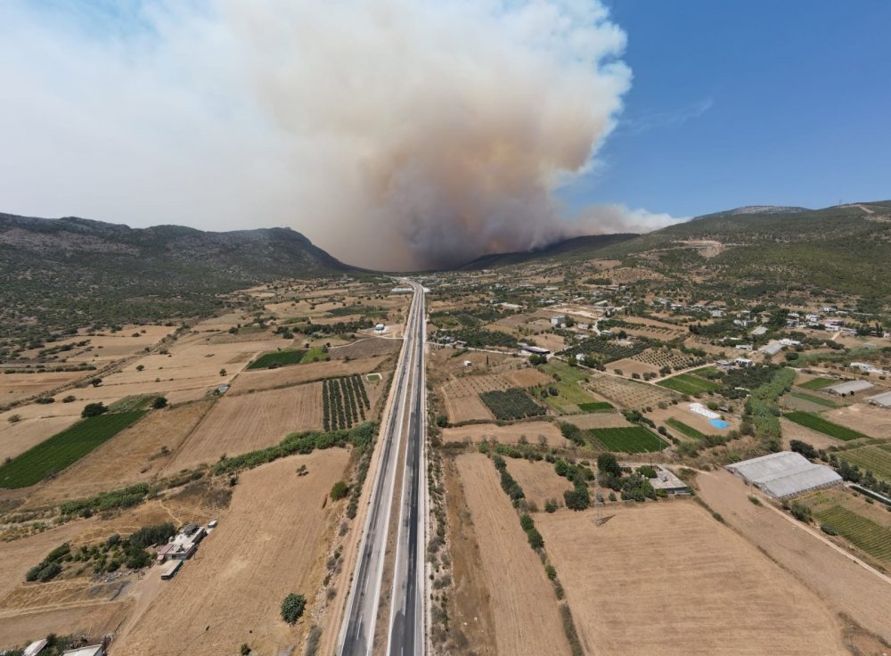 Silifke ormanları gün boyu yanmaya devam etti! Havadan ve karadan müdahale sürüyor