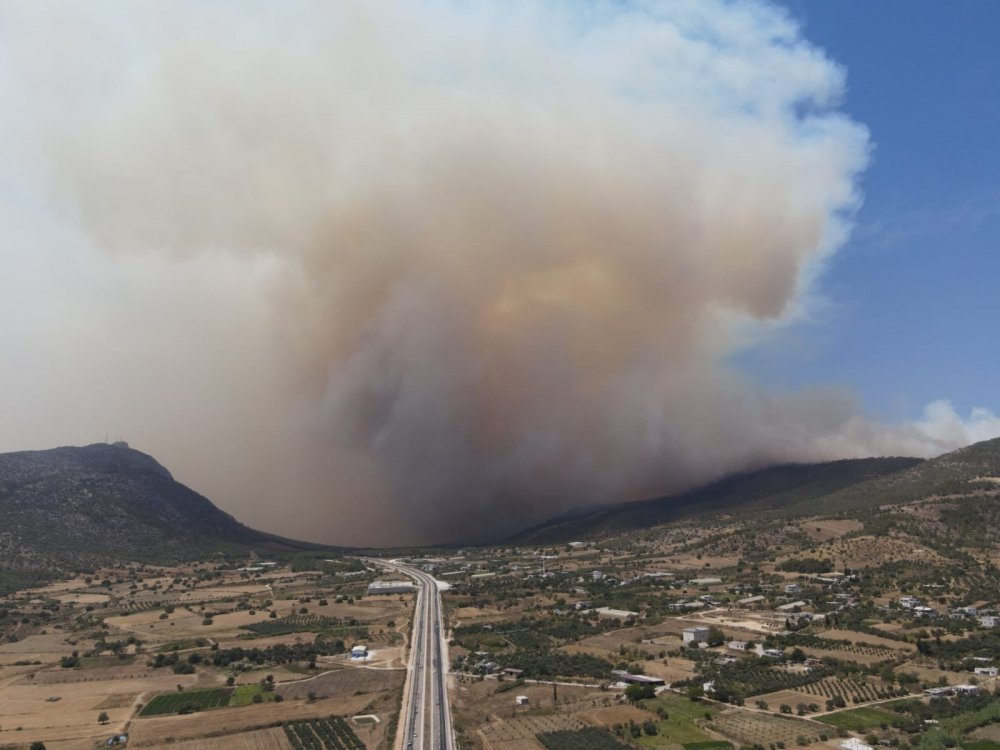 Silifke ormanları gün boyu yanmaya devam etti! Havadan ve karadan müdahale sürüyor