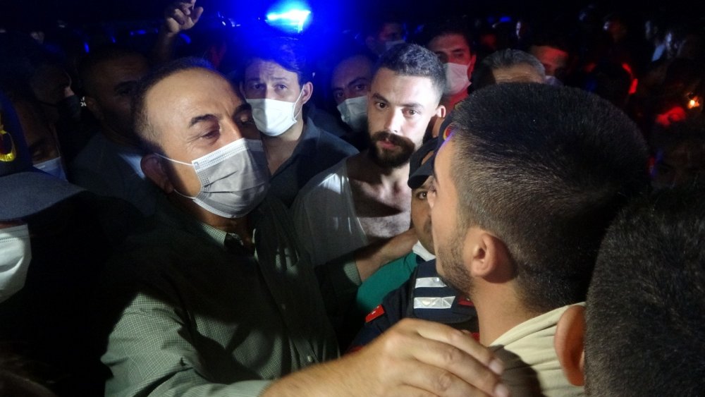 Yangın çıkaracaklar iddiası ortalığı karıştırdı! Bakan Çavuşoğlu devreye girdi