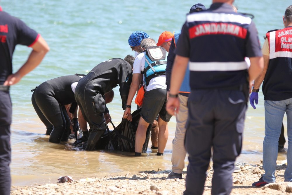 Arama çalışmaları için Konya'dan polis dalgıçların gittiği Sarımsaklı'da 3 kızın cesedine ulaşıldı