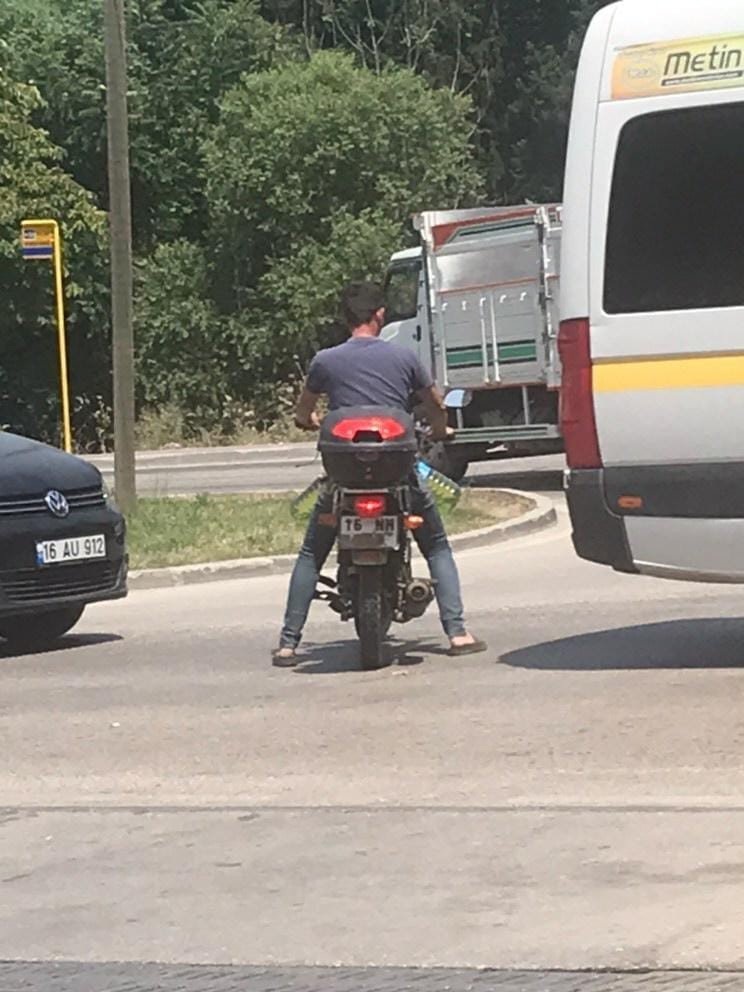 Pet şişeyle benzin alan şahıs polisi alarma geçirdi