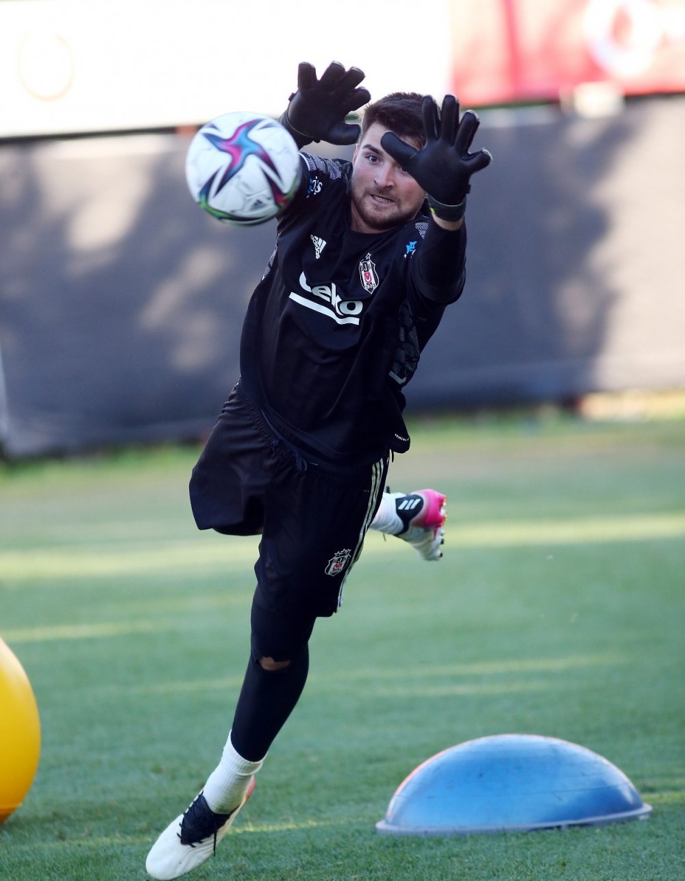 Beşiktaş’ın yeni transferi Valentin Rosier ilk antrenmanına çıktı