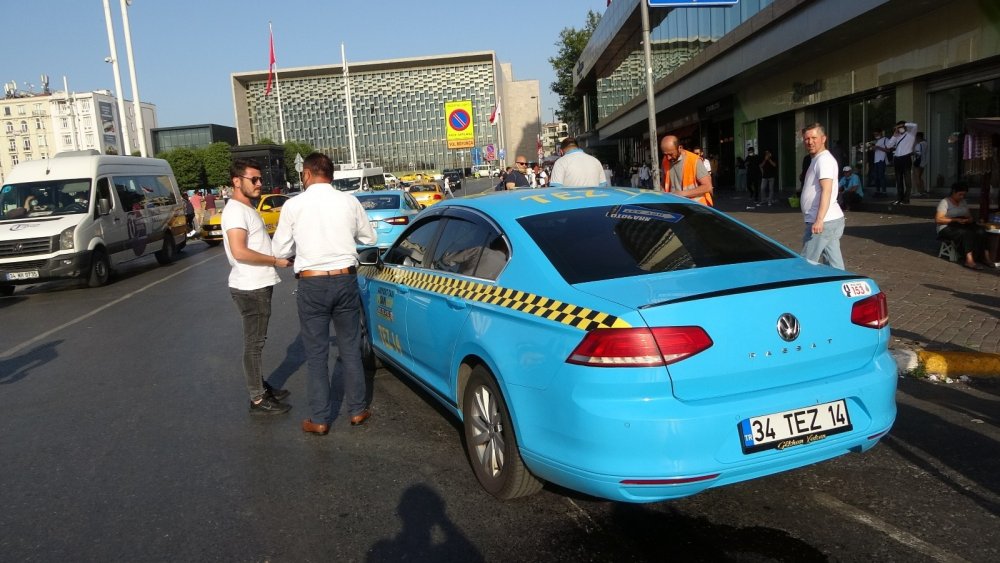 İstanbul'da bir taksi ambeleye kalktı