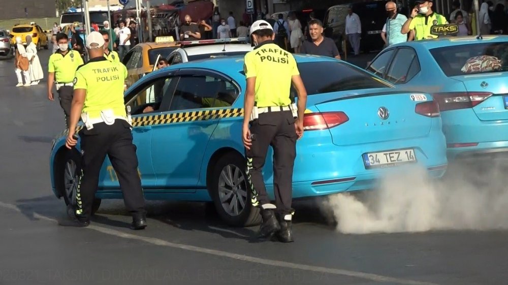 İstanbul'da bir taksi ambeleye kalktı
