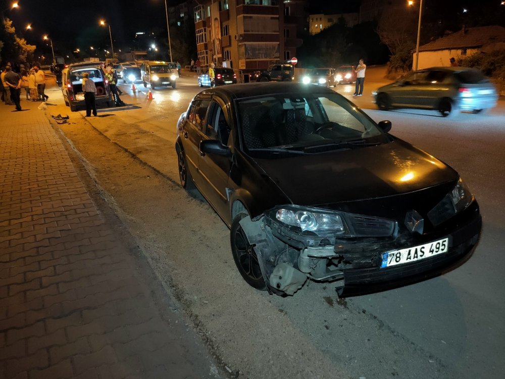 Karabük'te otomobiller çarpıştı! Ters dönen araçtan yara almadan çıktılar