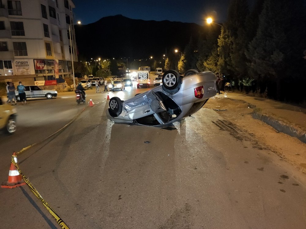 Karabük'te otomobiller çarpıştı! Ters dönen araçtan yara almadan çıktılar