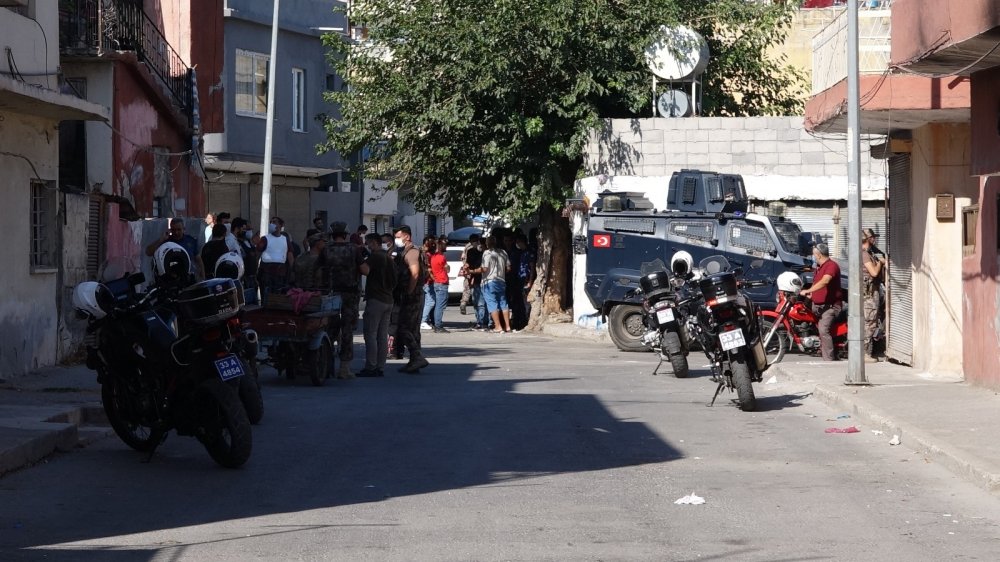 Komşuların silahlı ve bıçaklı kavgasında 3 kişi yaralandı