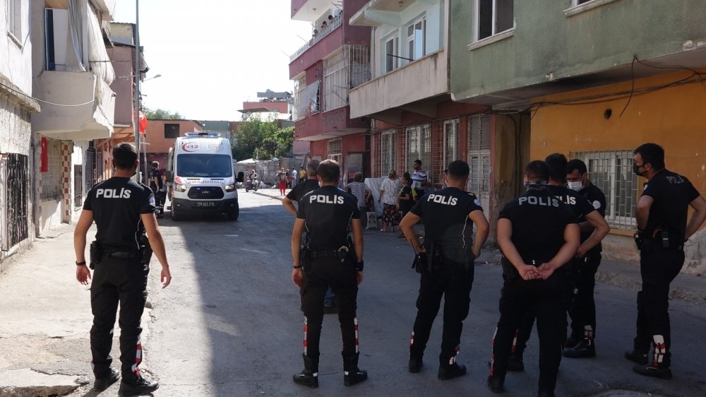 Komşuların silahlı ve bıçaklı kavgasında 3 kişi yaralandı