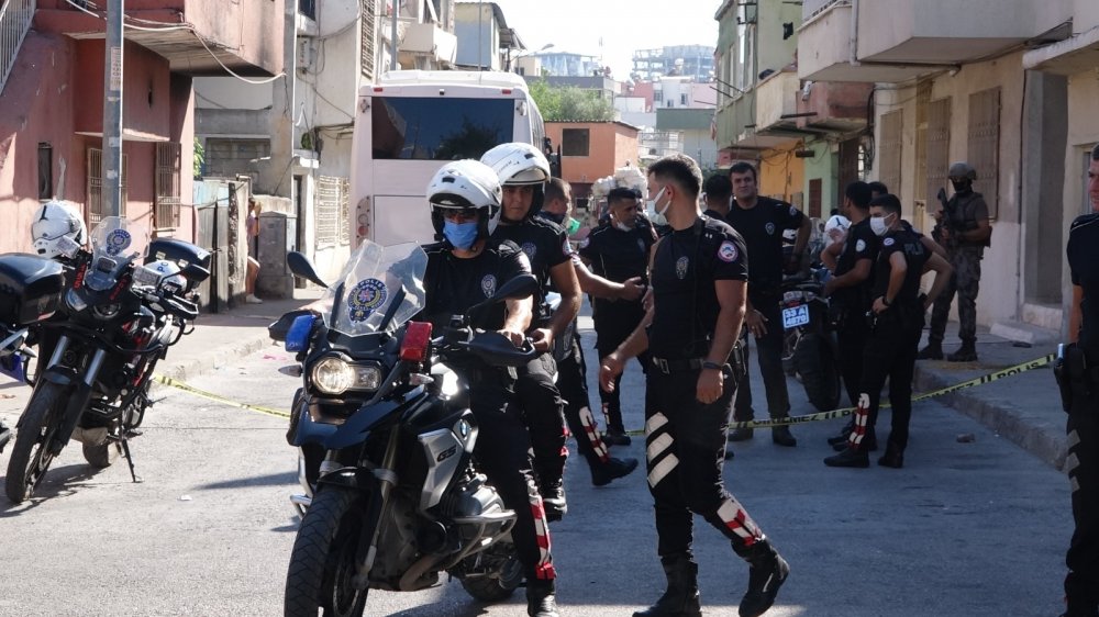 Komşuların silahlı ve bıçaklı kavgasında 3 kişi yaralandı