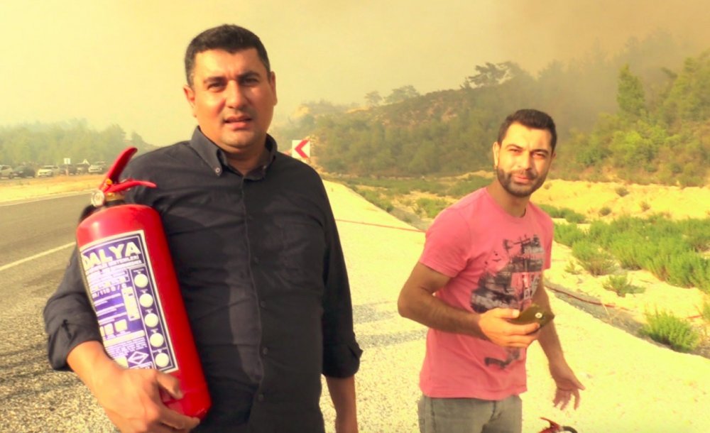 Manavgat'ta vatandaşlar alevlere yangın söndürme tüpüyle müdahale etti