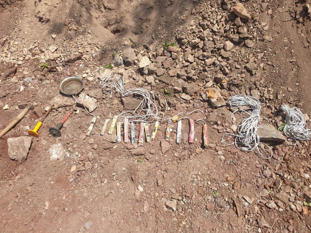 Turgutlu’da orman yolu açan ekip 13 dinamit lokumu buldu