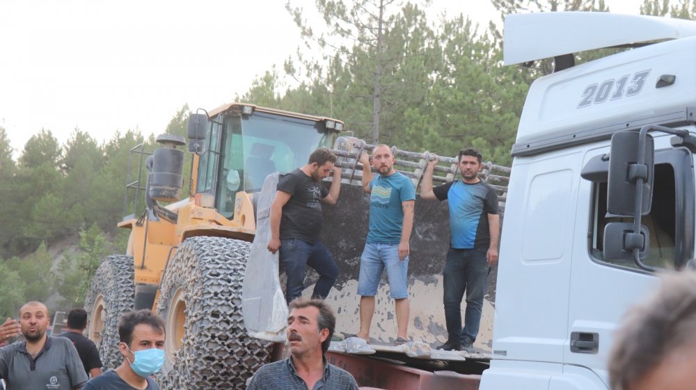 Denizli'de binlerce vatandaş yangına karşı seferber oldu