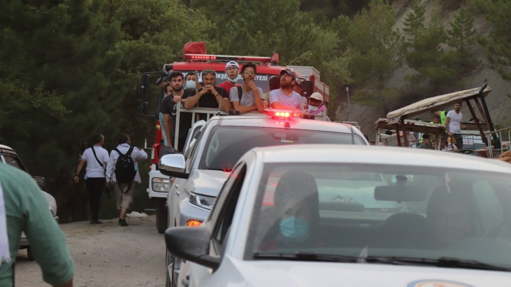 Denizli'de binlerce vatandaş yangına karşı seferber oldu