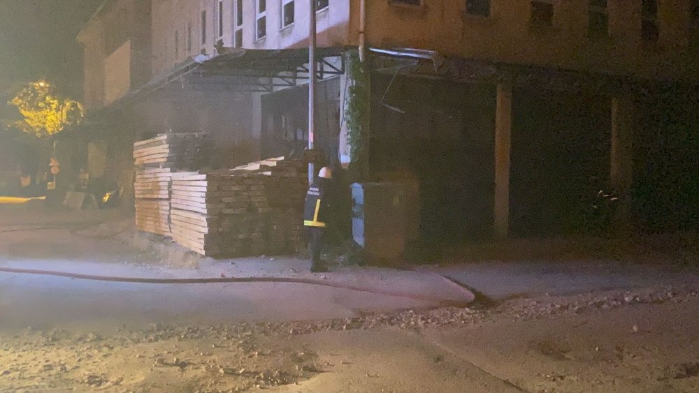 İnegöl'de yangın! Polislerin dikkati büyümesini engelledi
